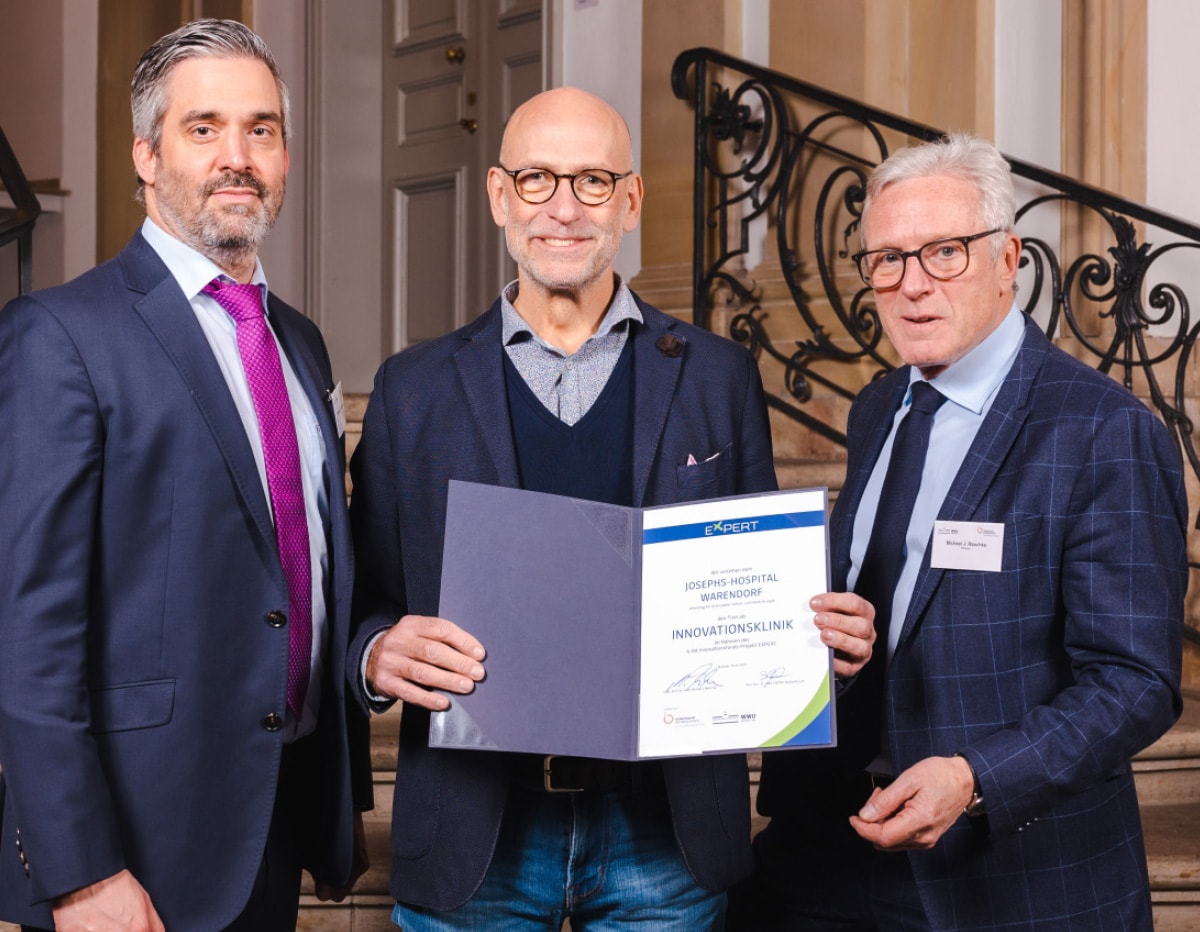 Geehrt: Dr. Timm Schlummer freut sich zusammen mit Priv. Doz. Dr. Stephen Roßlenbroich (links) und Prof. Michael Raschke (rechts) vom Universitätsklinikum Münster über die Auszeichnung des JHW als Innovationsklinik.